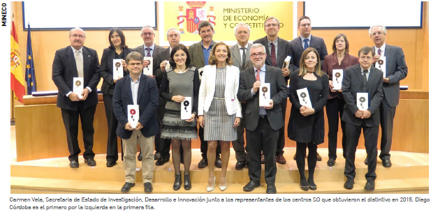 Carmen Vela, Secretaria de Estado de Investigación, Desarrollo e Innovación junto a los representantes de los centros SO que obtuvieron el distintivo en 2015. Diego Córdoba es el primero por la izquierda en la primera fila. Carmen Vela, Secretaria de Estado de Investigación, Desarrollo e Innovación junto a los representantes de los centros SO que obtuvieron el distintivo en 2015. Diego Córdoba es el primero por la izquierda en la primera fila.