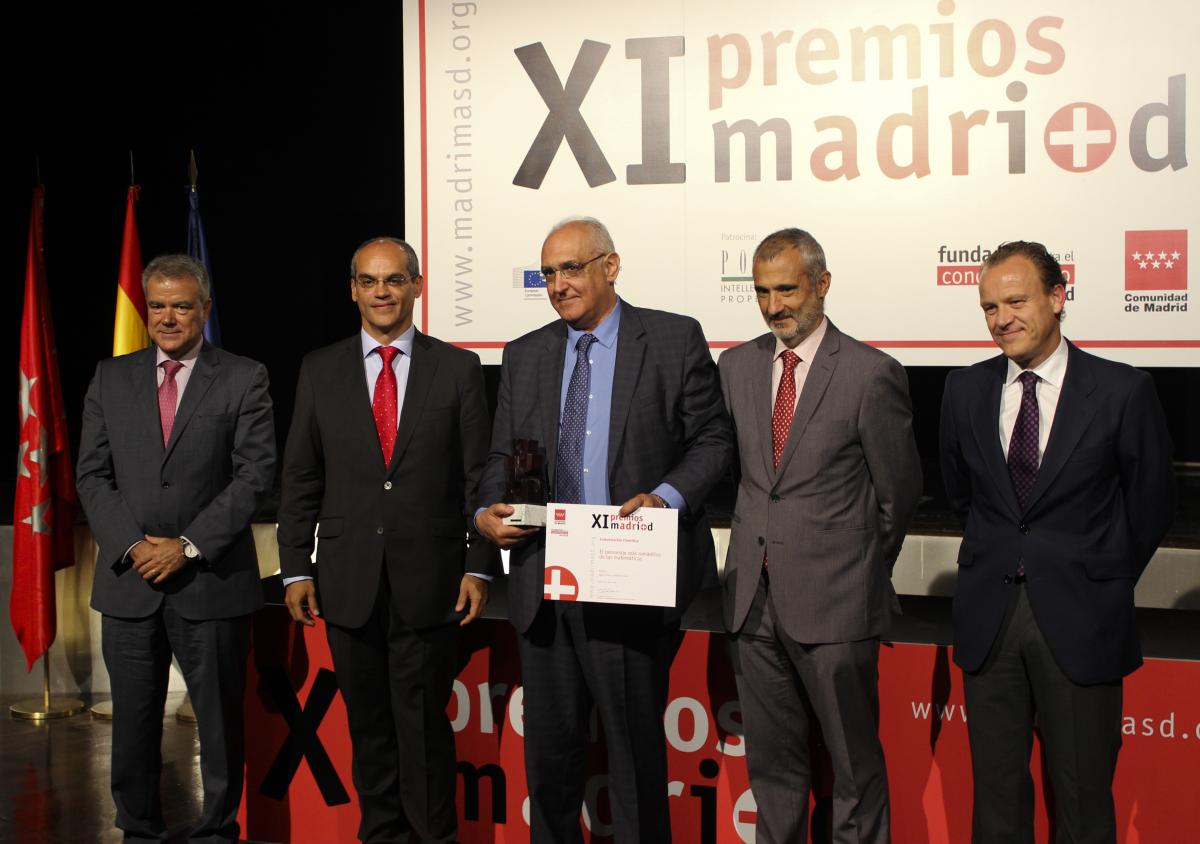 Manuel de León y Ágata Timón (ICMAT) recogen el Premio de Comunicación Científica de la Comunidad de Madrid