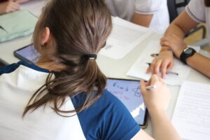 Estudiante trabajando en un problema matemático